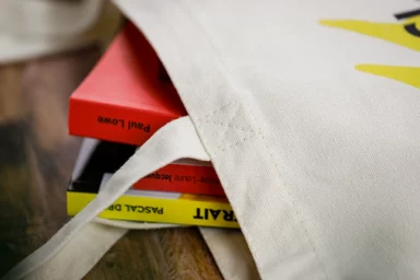 Détail couture sac promotionnel pour librairie