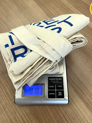 Contrôle du grammage d'un tote-bag Pesée d'un tote-bag en coton pour contrôler son grammage