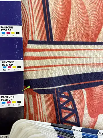 Contrôle des couleurs Pantone – bleu Contrôle de la teinte bleue d'un tote-bag imprimé face au nuancier Pantone