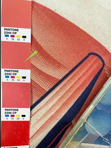 Contrôle des couleurs Pantone – rouge Contrôle de la teinte rouge d'un tote-bag imprimé face au nuancier Pantone