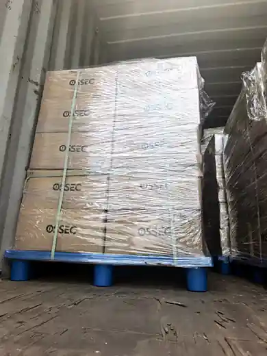 Palette de cartons OSSEC filmée et cerclée, prête à l'verzending)