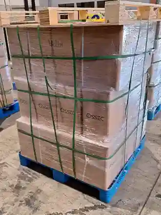 Palettes OSSEC avec chapeau en bois à l'arrivée en entrepôt en France