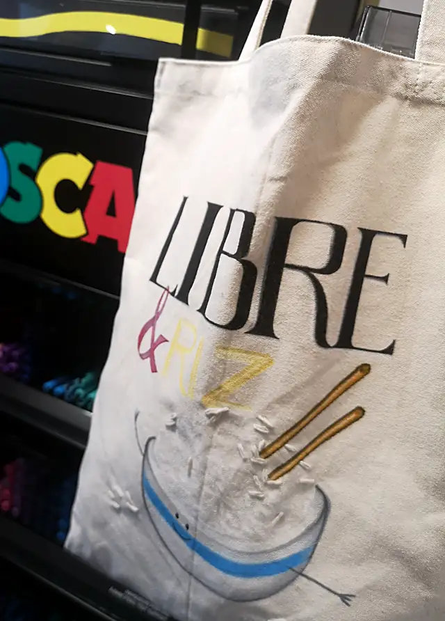 Tote bag vierge personnalisé aux feutres POSCA Tote bag vierge en coton décoré à la main aux feutres POSCA