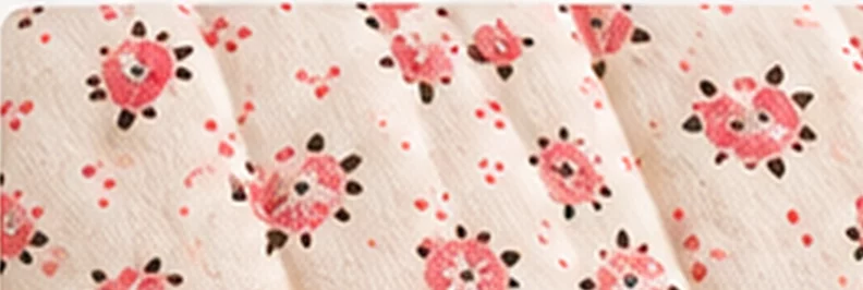 Gros plan du coton matelassé, motif Cœurs fleuris (visuel de présentation)