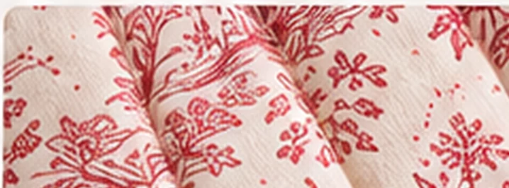 Gros plan du coton matelassé, motif toile de Jouy Toile de rêve (visuel de présentation)